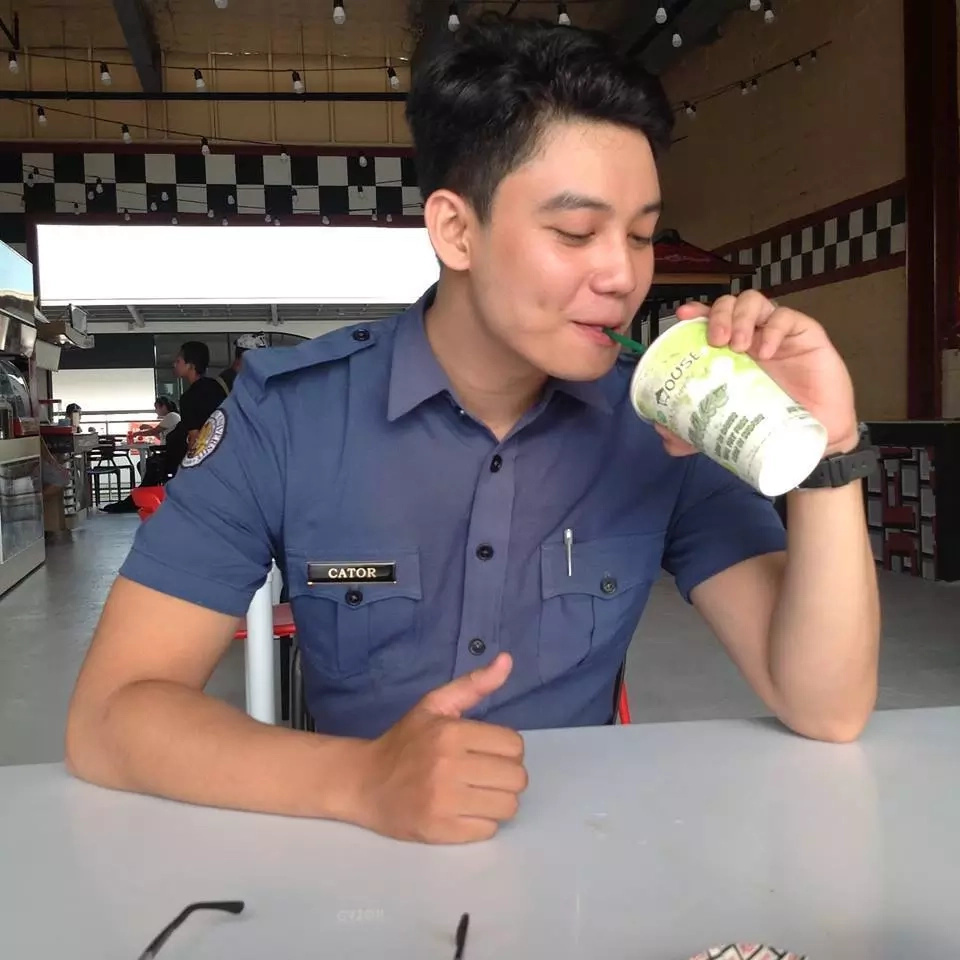 Netizens hearts were captured by this handsome police office wanting to be arrested by him! Netizens hearts were captured by this handsome police office wanting to be arrested by him!