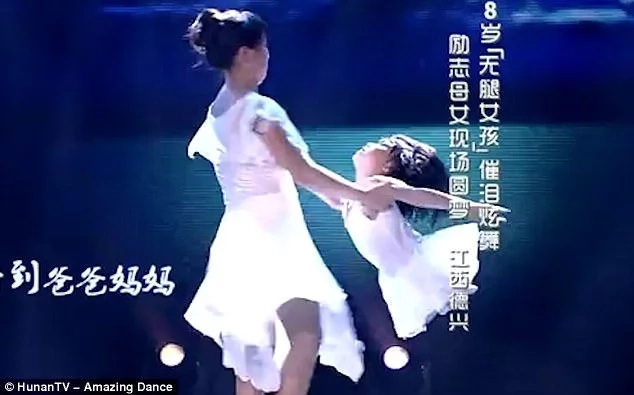 Little ballet dancer with no legs makes the performance of a lifetime Little ballet dancer with no legs makes the performance of a lifetime