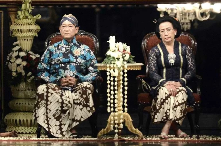 Indonesia to have its first female monarch; angers family Indonesia to have its first female monarch; angers family
