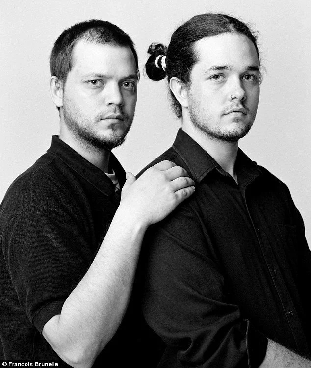 Photographer takes photos of strangers with identical faces Photographer takes photos of strangers with identical faces