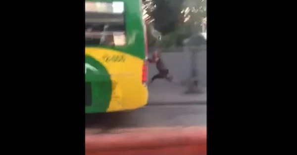 Netizen captures crazy moment of a guy holding on the back of a bus Netizen captures crazy moment of a guy holding on the back of a bus