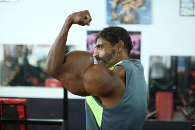 This super brawny man injects oil into his body. You won’t believe the reason This super brawny man injects oil into his body. You won’t believe the reason
