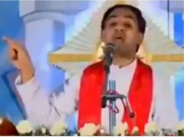 Christian priest demands to DROWN women who wear JEANS to seduce men in horrifying sermon (photos, video)