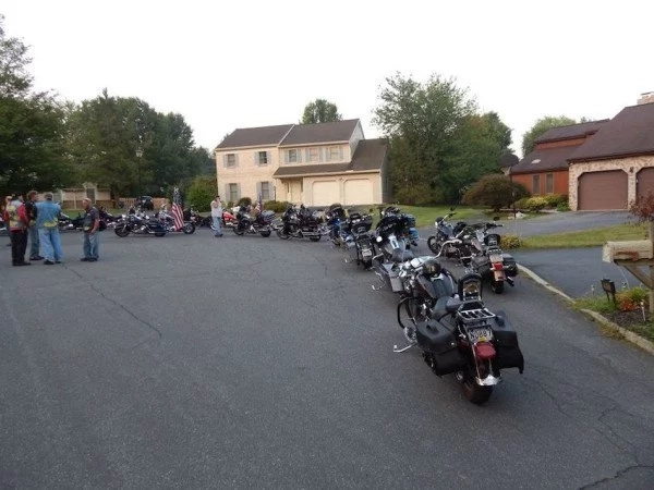 Motociclistas escoltaron a adolescente con síndrome de Down a su primer día de la escuela secundaria Motociclistas escoltaron a adolescente con síndrome de Down a su primer día de la escuela secundaria