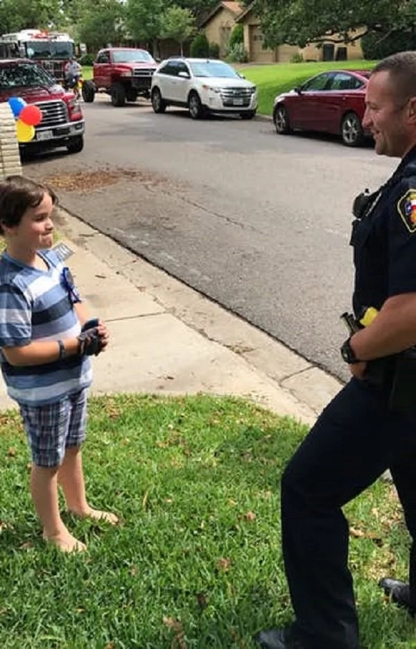 8-year-old-kid-birthday-hurst-police 8-year-old-kid-birthday-hurst-police