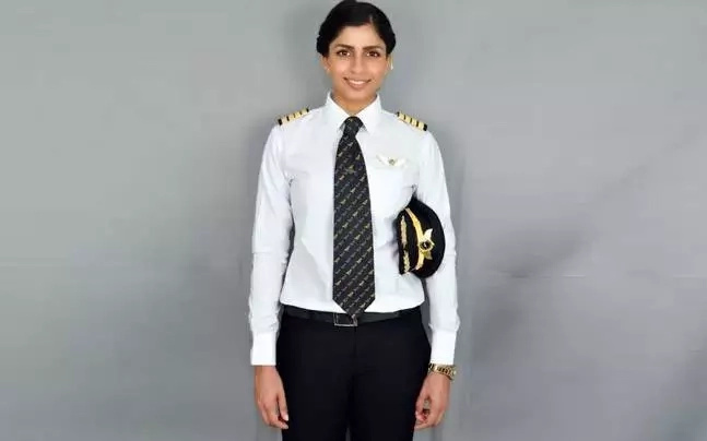 Inspiration : elle bat un record, en devenant la plus jeune pilote de Boeing 777 dans le monde (photos)