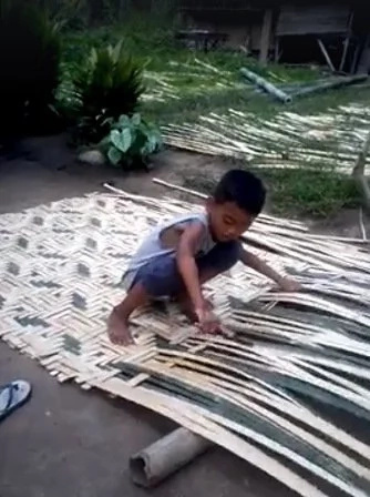 VIDEO: 7 year old kids spotted weaving mat VIDEO: 7 year old kids spotted weaving mat