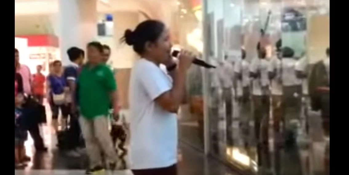 Talented Pinay sings 'Listen' in a mall...the crowd definitely loves her performance! Talented Pinay sings 'Listen' in a mall...the crowd definitely loves her performance!