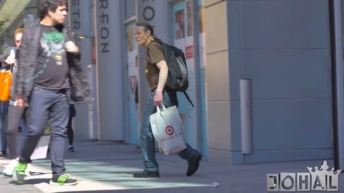 A homeless man spots someone else’s money in his bag. What he does with this money, melts heart of a guy in need. A homeless man spots someone else’s money in his bag. What he does with this money, melts heart of a guy in need.