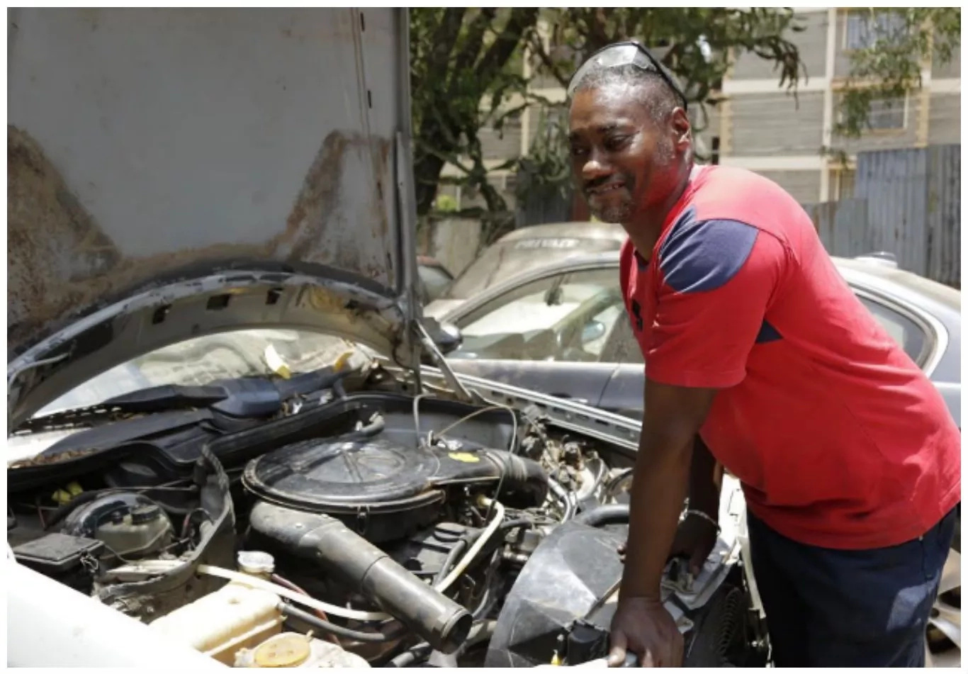 Meet blind mechanic in Nairobi who is a master of his trade (photos, video) Meet blind mechanic in Nairobi who is a master of his trade (photos, video)