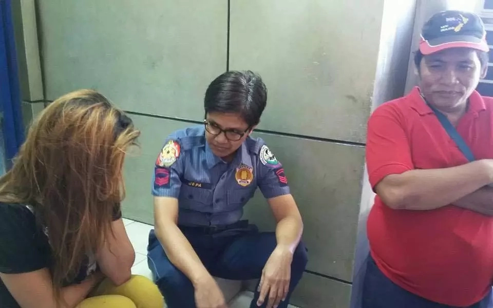 Taxi driver volunteers to help ailing Pinay Taxi driver volunteers to help ailing Pinay