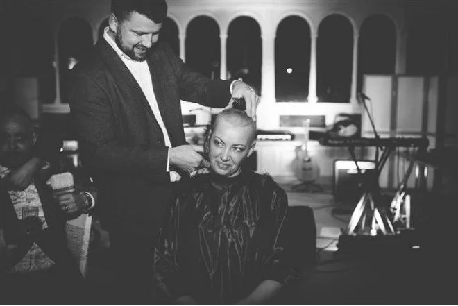 Bride shaves her head to honor groom with terminal cancer Bride shaves her head to honor groom with terminal cancer