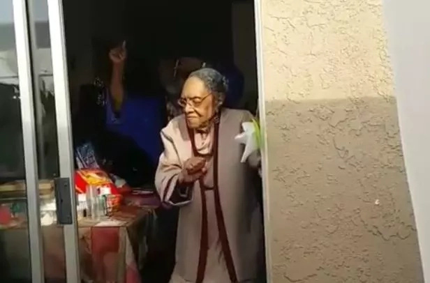 Lazy Placeholder Great-Grandma Dances to Bruno Mars on her 100th Birthday (photos, video)