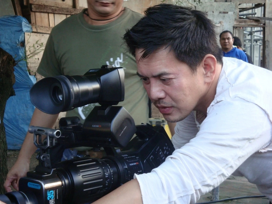 Brillante Mendoza made many people dizzy during SONA Brillante Mendoza made many people dizzy during SONA