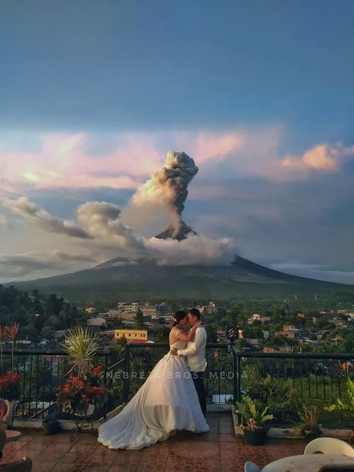 Walang makakapigil! Newlyweds' post-nup pictorial with Mayon Volcano's eruption as background goes viral Walang makakapigil! Newlyweds' post-nup pictorial with Mayon Volcano's eruption as background goes viral