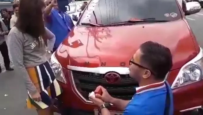 Nakakanerbyos ang proposal na ito! Video of Traffic enforcers who helped a motorist propose to his girlfriend 'extraordinarily' went viral Nakakanerbyos ang proposal na ito! Video of Traffic enforcers who helped a motorist propose to his girlfriend 'extraordinarily' went viral