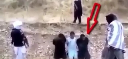 Incredible moment a hostage escapes execution and kills his ISIS captors