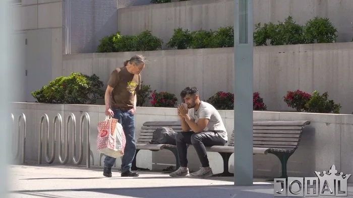 A homeless man spots someone else’s money in his bag. What he does with this money, melts heart of a guy in need. A homeless man spots someone else’s money in his bag. What he does with this money, melts heart of a guy in need.