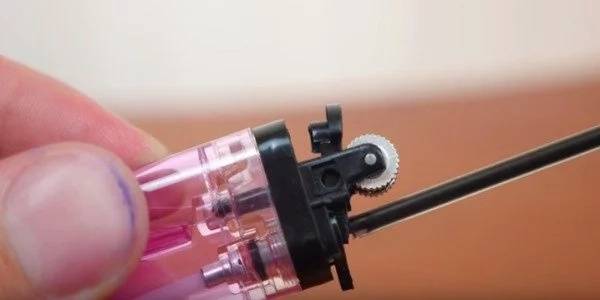 Netizen-demonstrates-lighter-and-pen-trick Netizen-demonstrates-lighter-and-pen-trick