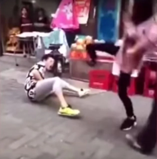 Girlfriend kicks guy 9 times after he refused to buy her fruits Girlfriend kicks guy 9 times after he refused to buy her fruits