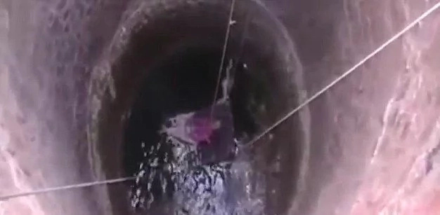 Teenage boys risk their lives, jump into a 20m WELL to save life of an elderly woman (photos, video) Teenage boys risk their lives, jump into a 20m WELL to save life of an elderly woman (photos, video)