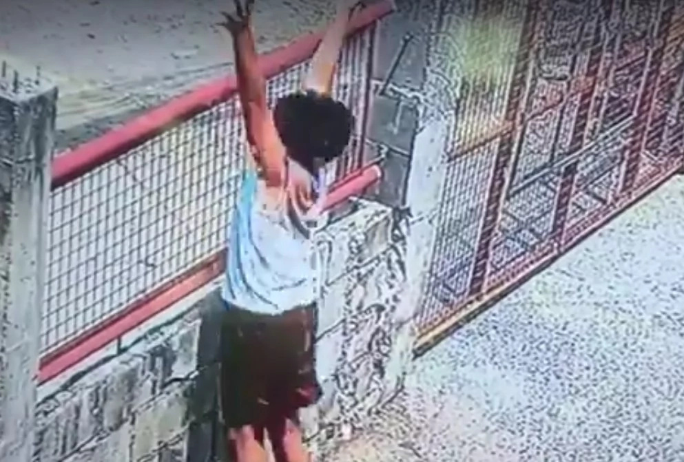Nagulat ako dun! Netizens expressed reactions on two Pinoys caught playing volleyball with a shocking twist Nagulat ako dun! Netizens expressed reactions on two Pinoys caught playing volleyball with a shocking twist