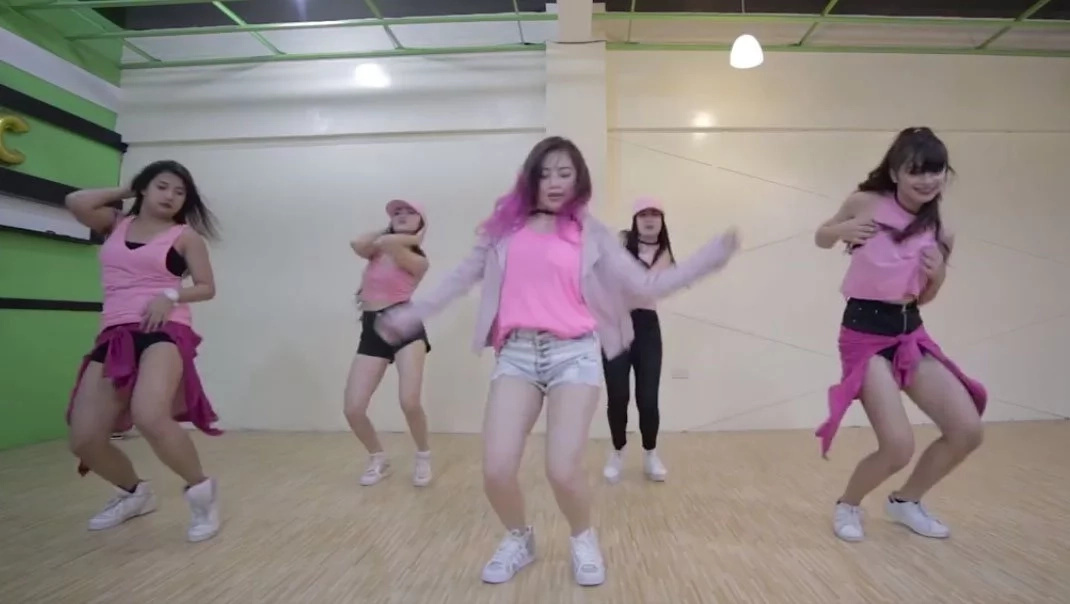 Ella Cruz looks so hot dancing Ariana's "Side to Side" Ella Cruz looks so hot dancing Ariana's "Side to Side"