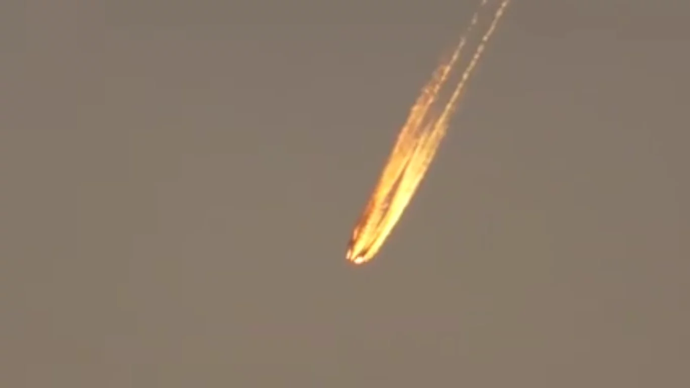 A massive fireball falling from the sky was caught in camera. Could this lead to another discovery of a UFO? A massive fireball falling from the sky was caught in camera. Could this lead to another discovery of a UFO?