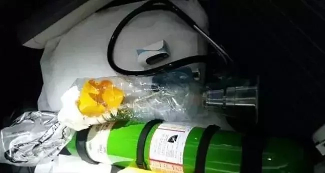 Doktor at ang kanyang henyong DIY Kit nakaligtas ng isang bata habang nasa byahe! Doktor at ang kanyang henyong DIY Kit nakaligtas ng isang bata habang nasa byahe!