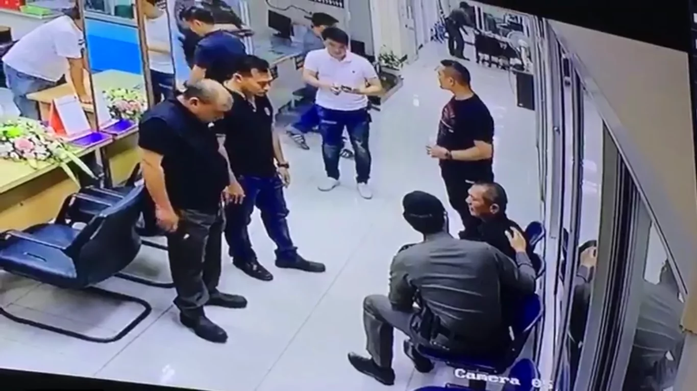 A guy was threating everyone in a police station until a police man intervened to make things absolutely touching! A guy was threating everyone in a police station until a police man intervened to make things absolutely touching!