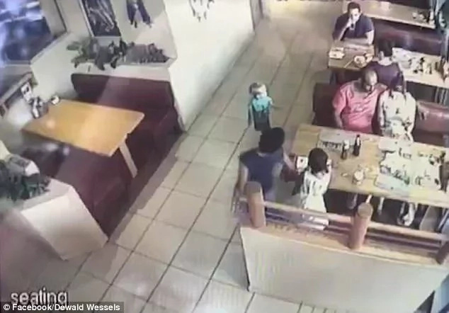 Caught on CCTV! Kid was almost kidnapped while his parents were enjoying their meal at a restaurant Caught on CCTV! Kid was almost kidnapped while his parents were enjoying their meal at a restaurant