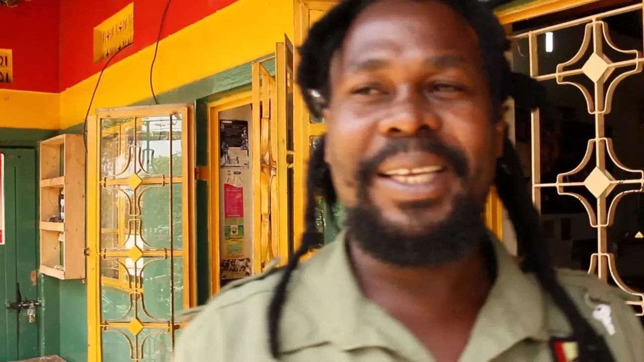 Meet Afro-fashion "magician" who makes dresses in minutes Meet Afro-fashion "magician" who makes dresses in minutes