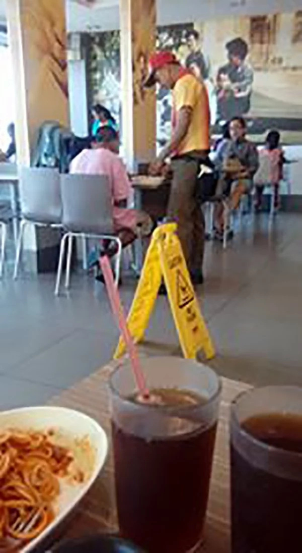 This Jollibee Crew Was Caught On Camera Feeding An Old Man Inside The Fast Food Chain! Watch The Video Here! This Jollibee Crew Was Caught On Camera Feeding An Old Man Inside The Fast Food Chain! Watch The Video Here!