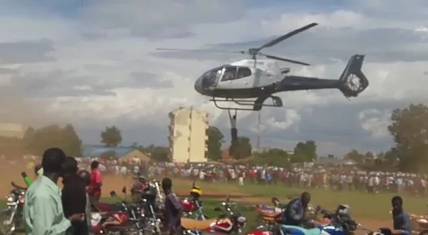 Another man in Ukambani hangs on a helicopter as it takes off (video) Another man in Ukambani hangs on a helicopter as it takes off (video)