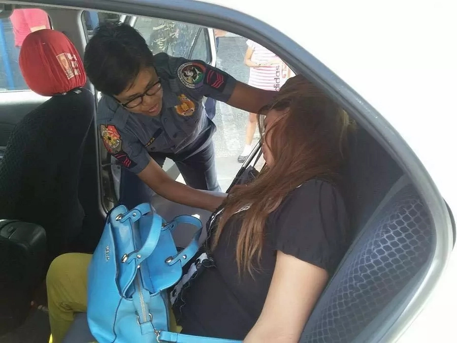 Taxi driver volunteers to help ailing Pinay Taxi driver volunteers to help ailing Pinay