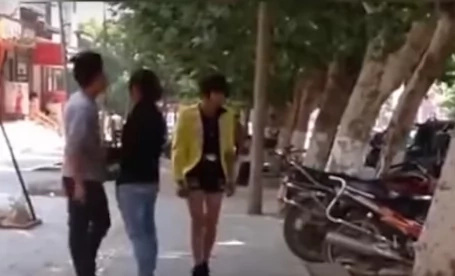 Mistress shamelessly attacks wife in public Mistress shamelessly attacks wife in public