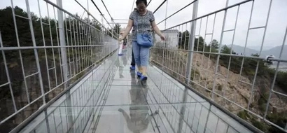 Tourists terrified as glass bridge in China cracks