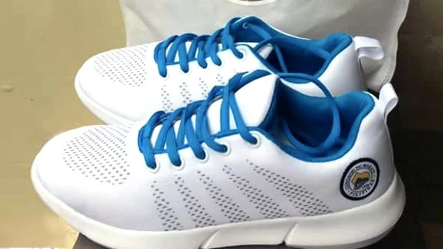 Kakaiba ang gimik! After Makati's 'Binay Baller Brand' rubber shoes, Mandaluyong releases its 'Air Abalos 1' given to each student Kakaiba ang gimik! After Makati's 'Binay Baller Brand' rubber shoes, Mandaluyong releases its 'Air Abalos 1' given to each student