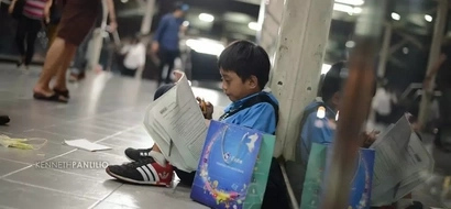 Hindi hadlang ang kahirapan! Young boy inspires determination while doing homework atop a footbridge
