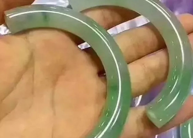 Tourist tried a bracelet on and broke it. She faints after finding out it costed 300,000 yuan. Tourist tried a bracelet on and broke it. She faints after finding out it costed 300,000 yuan.