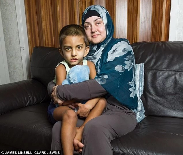 4-year-old boy spends 20 hours each day under blue lights to keep him alive (photos) 4-year-old boy spends 20 hours each day under blue lights to keep him alive (photos)