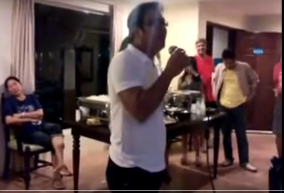 This man grabbed the microphone to sing...what he did shocked everyone! This man grabbed the microphone to sing...what he did shocked everyone!