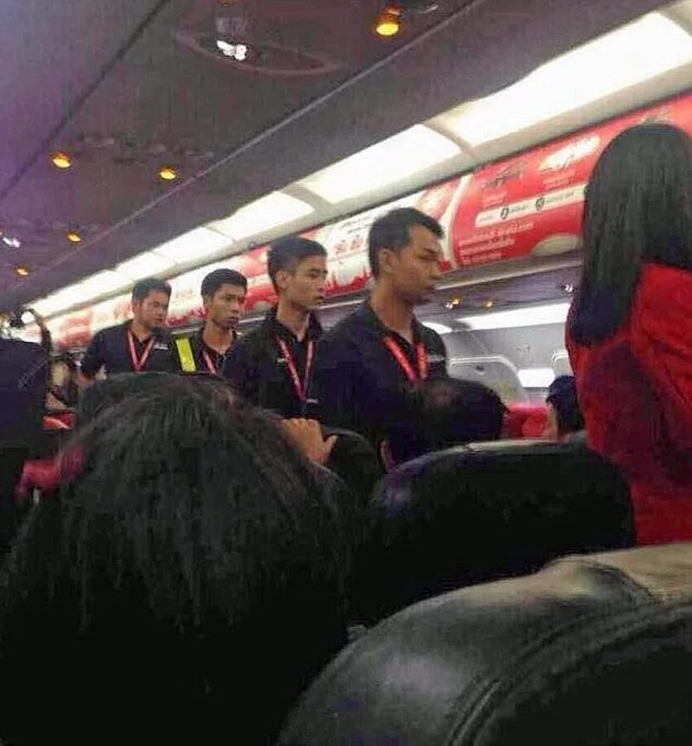 Flight attendant cries in pain after having a heated conflict with a passenger. Soon, the plane called for an emergency landing ... Flight attendant cries in pain after having a heated conflict with a passenger. Soon, the plane called for an emergency landing ...