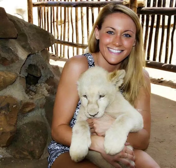 This 27-year-old woman has travelled all the countries in the world! Her journey around the world was a spectacular voyage! This 27-year-old woman has travelled all the countries in the world! Her journey around the world was a spectacular voyage!