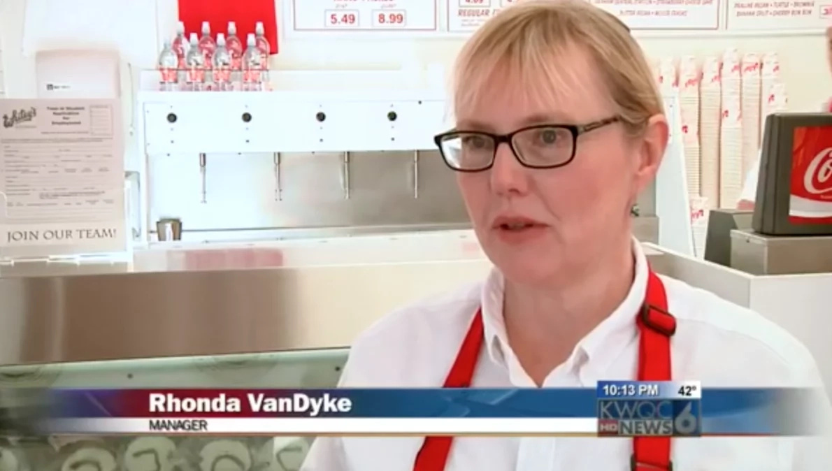 16-Year-Old Guy Buys Ice Cream For Upset Customer, Has No Idea She Had Just Lost Her Husband 16-Year-Old Guy Buys Ice Cream For Upset Customer, Has No Idea She Had Just Lost Her Husband