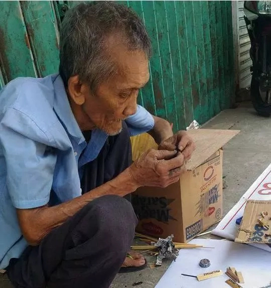 Old man builds mind-blowing, miniature 'bahay kubos' Old man builds mind-blowing, miniature 'bahay kubos'
