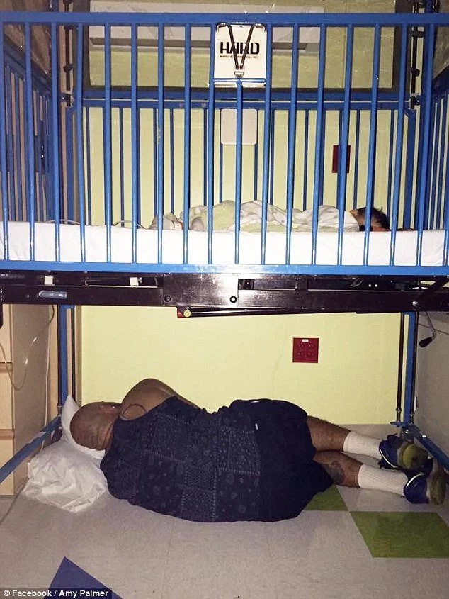 Father of the year: See why this brave man sleeps under his son’s hospital bed Father of the year: See why this brave man sleeps under his son’s hospital bed