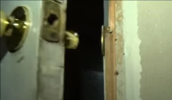 14-year old was home alone, when she heard a knock at the front door. But instead of answering the door, she texted her mom to call police! 14-year old was home alone, when she heard a knock at the front door. But instead of answering the door, she texted her mom to call police!