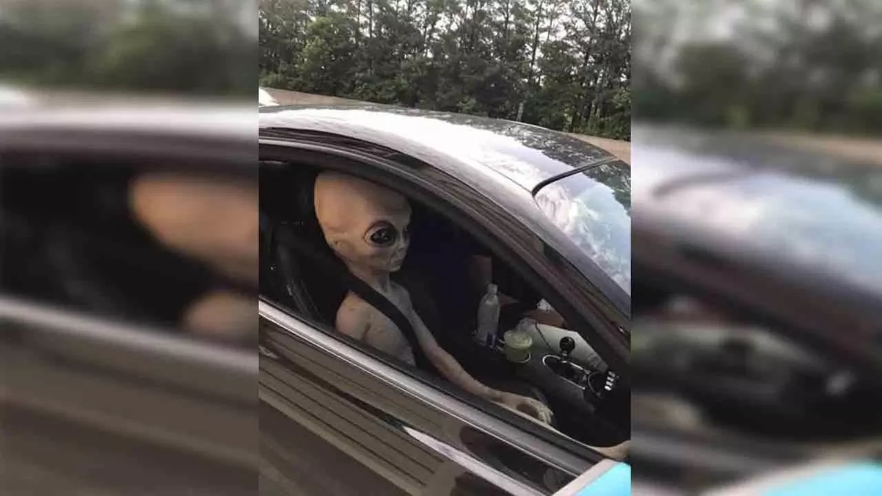 A Police officer was shocked after he asked a car to pull over. Find out what he saw in the passenger seat! A Police officer was shocked after he asked a car to pull over. Find out what he saw in the passenger seat!
