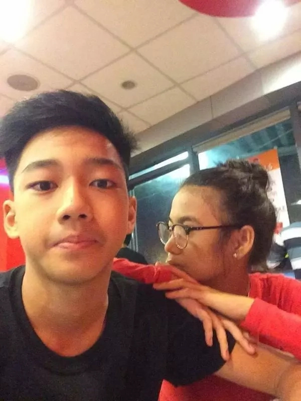 Sa sakit man o kalusugan! Teenage girlfriend earned heaps of praises for taking care of her bedridden boyfriend with brain injury Sa sakit man o kalusugan! Teenage girlfriend earned heaps of praises for taking care of her bedridden boyfriend with brain injury